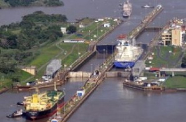 Затвориха временно Панамския канал заради дъждовете в Латинска Америка