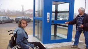 Асансьор за инвалиди заключи майка с деца