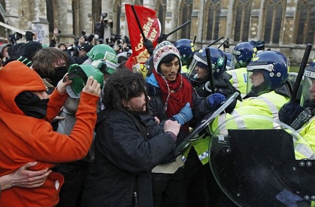 Демонстранти нападнаха в Лондон колата на принц Чарлз
