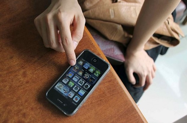 iPhone4 от зъби на Тиранозавър