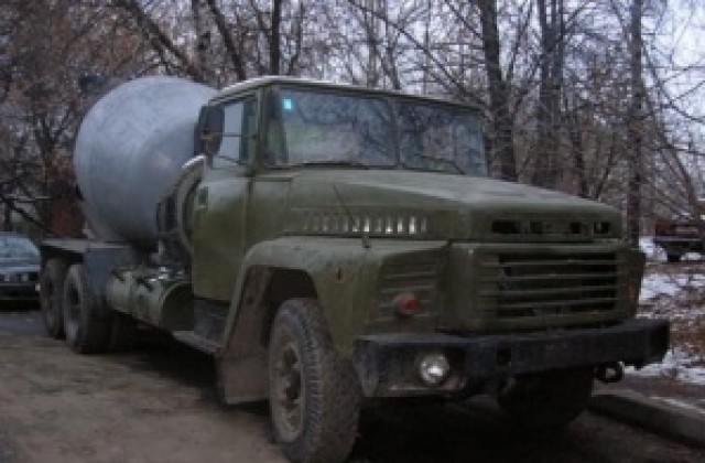 Шофьори на бетоновози блокират центъра на Варна