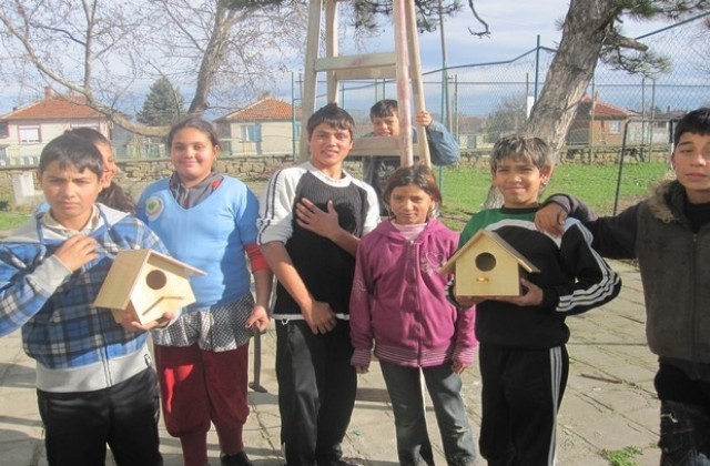 Деца поставиха къщички за птици в Стралджа