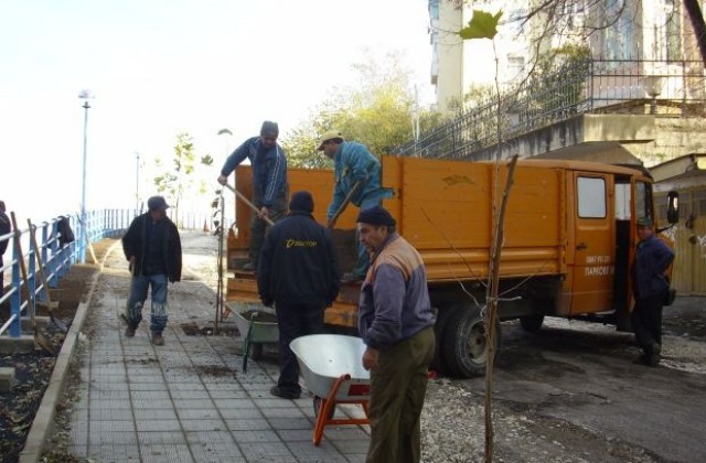 Обновява се тротоарът по улица Петър Берон