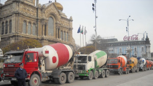 Над 30 бетоновоза блокираха центъра на Варна