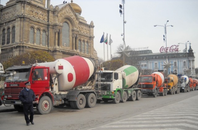 Над 30 бетоновоза блокираха центъра на Варна