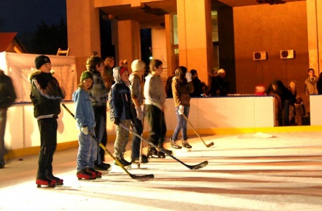 Кметът обеща закрита ледена пързалка
