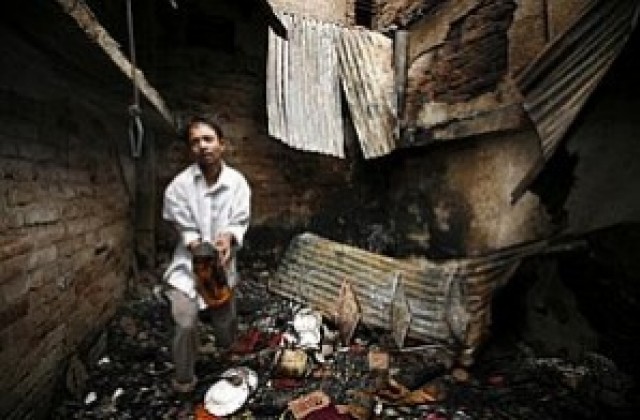 Десетки загинаха при пожар в шивашка фабрика в Бангладеш