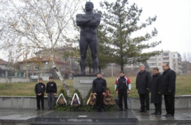 Реставрираха паметника на Никола Петров в Г. Оряховица