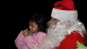 Дядо Коледа и Снежанка пристигат в дом Другарче от Аксаково