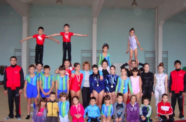 Плевенските акробати закриха годината с коледно тържество