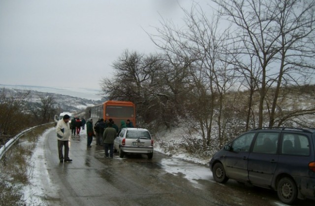 Поледица блокира пътя Варна-Белослав