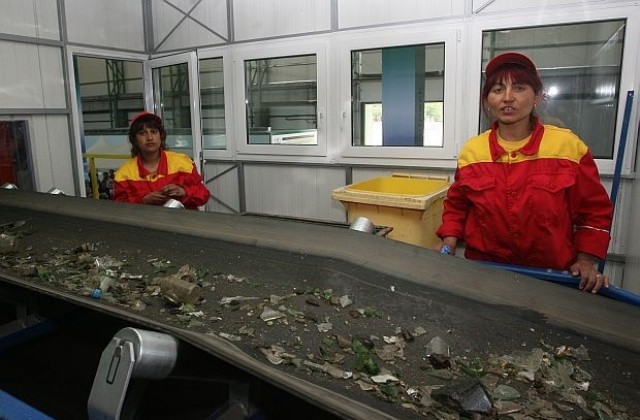 Над 200 ученици посетиха завода за преработка на отпадъци на Екобулпак