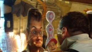 Много смях и зала с криви отражения на Коледния базар