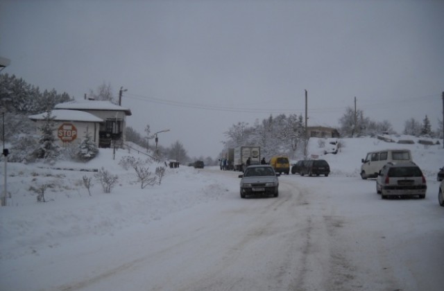 Товарните автомобили с вериги и без ремаркета в снежна Кюстендилска област