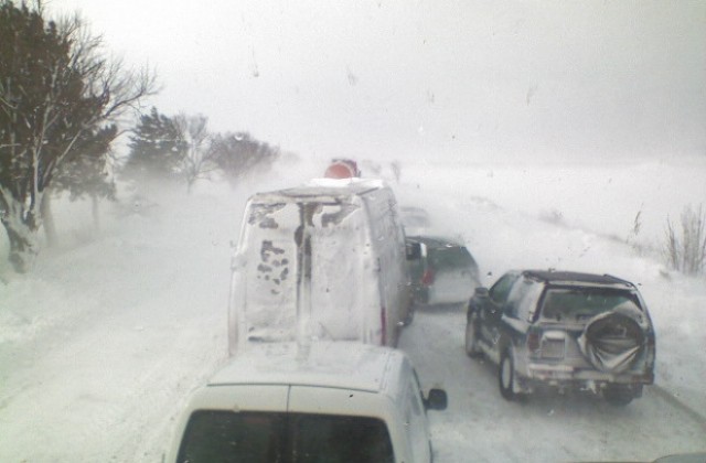 Обилен сняг вали в областта, над 50 машини го почистват