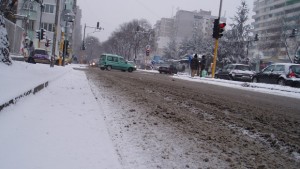 И във Варна трафикът затруднява почистването на снега