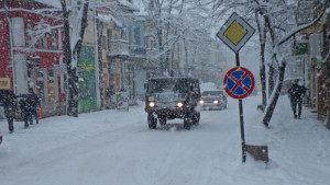 Хвърлиха вече 90 т сол по шосетата във врачанско