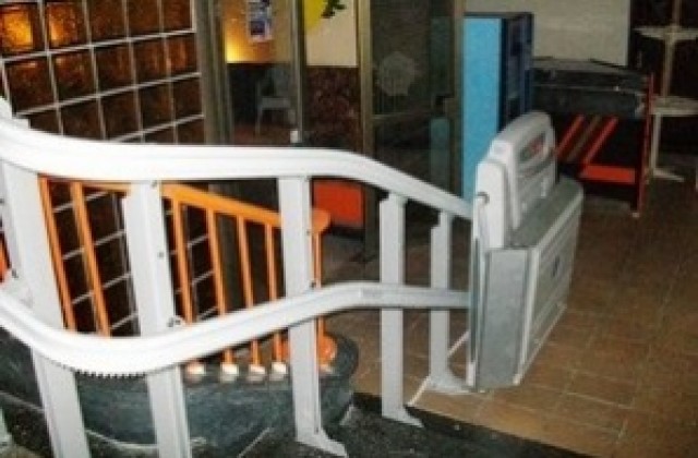 Платформа за хора с увреждания монтираха в сградата на Община Ловеч