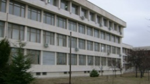 Раздават дипломите на висшистите