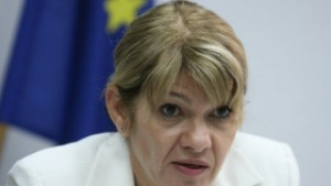 Караджова Парите ни за бонуси откакто съм министър са три