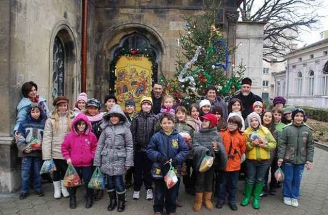 Деца, изучаващи Религия украсиха елхата пред Света Троица