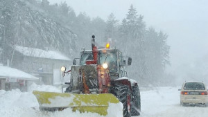 Започна почистването на малките улици