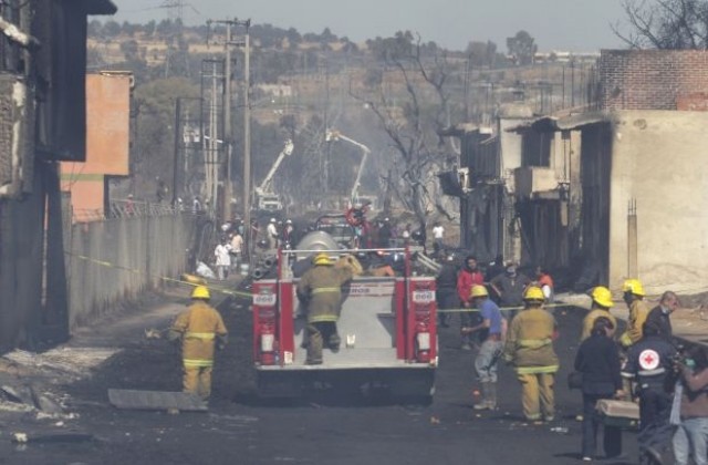Експлозия на петролопровод в Мексико, загинаха 28 души
