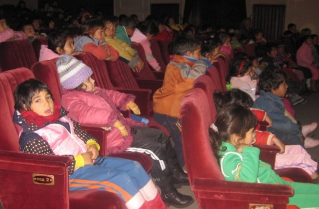 150 деца от ХІІ ОУ в Стара Загора посетиха Драматичния театър