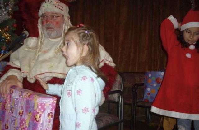 Дядо Коледа и Снежанка изненадаха деца на полицаи