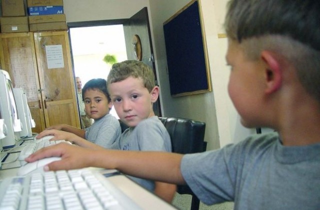 Децата у нас сами признават, че ползват интернет прекомерно