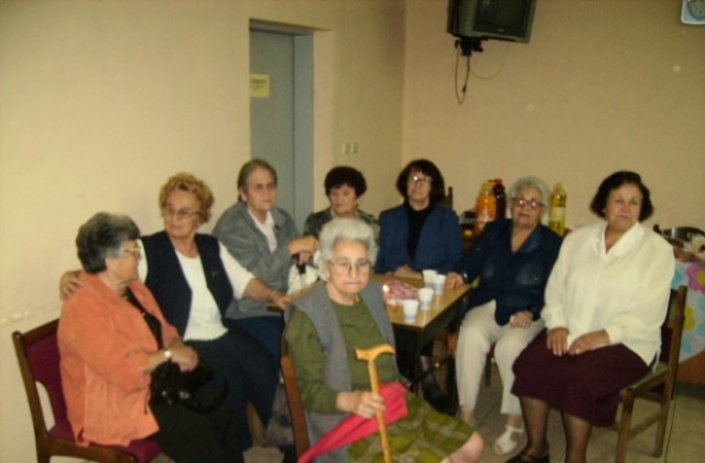 Сдружение Майчина любов даряват хранителни продукти и дрехи