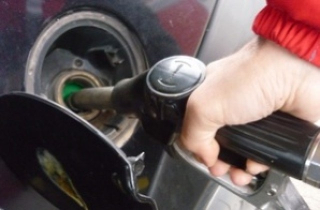 Младежи крадат бензин и катастрофират