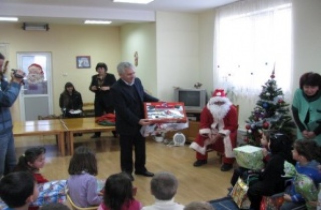 Детска градина „Осми март в Плачковци отбеляза настъпващите празници с тържество