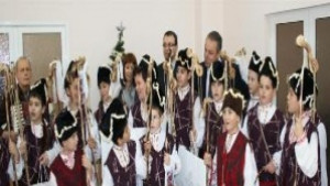 Коледни песни и наричания в Областна администрация