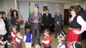 Грамоти за участниците в конкурс за сурвачки