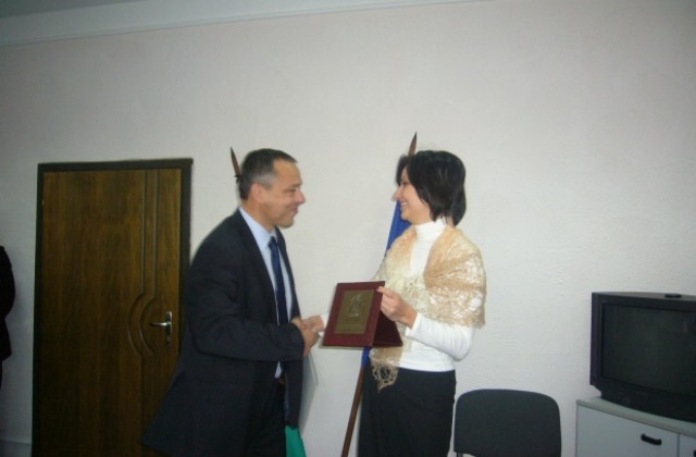 Евродепутатът Илиана Иванова с плакет от областния управител