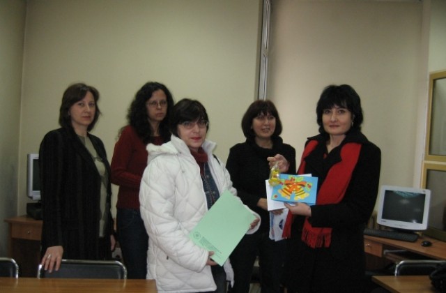 Съдии и служители на съда осигуриха коледни подаръци за децата в дома в Страхилово
