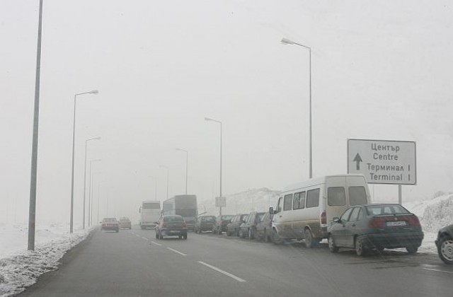 Поради мъгла е намалена видимостта по пътищата в страната