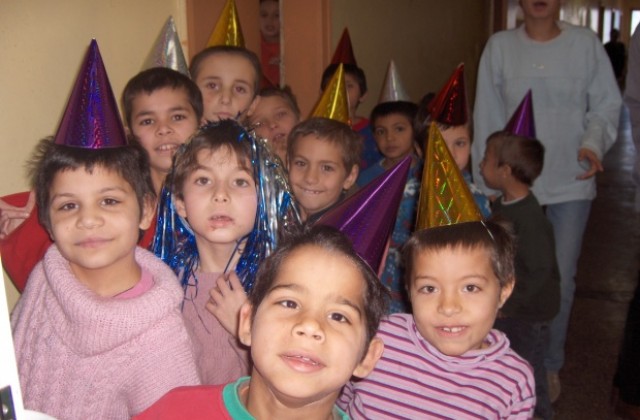 Йорданка Благоева дарява сираци във Враца