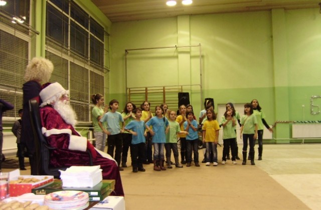 Дядо Коледа посети децата в неравностойно положение