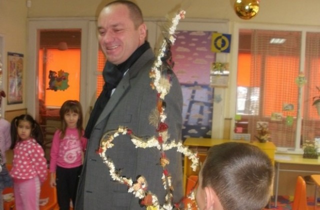 Депутатът Ивелин Николов изненада с подаръци деца от детските градини