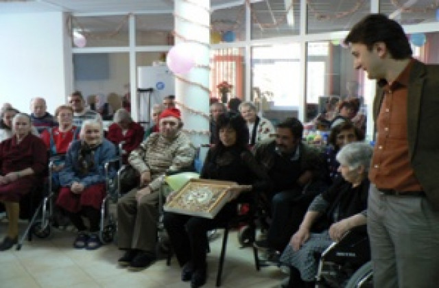 Коледа дойде в дома за възрастни хора с физически увреждания