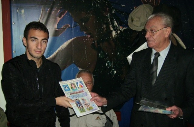 Илиян Стоянов и Дани Младенов станаха почетни членове на фен клуб Гунди в Кюстендил