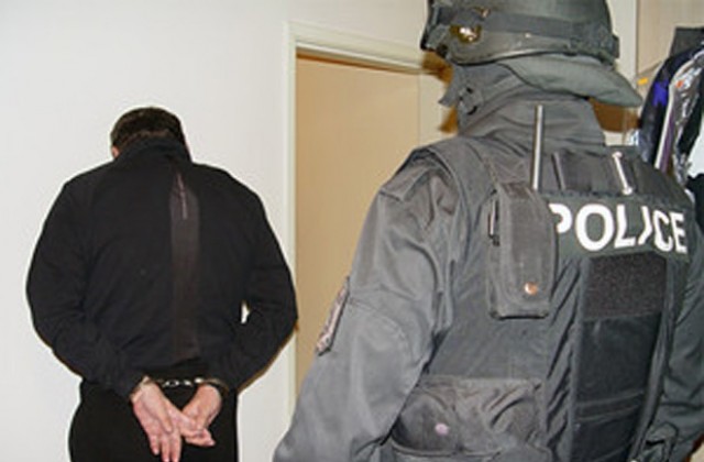 Задържаха двама служители на ДАИ след полицейска акция