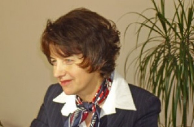 Кметицата изпрати подаръци на тризнаци