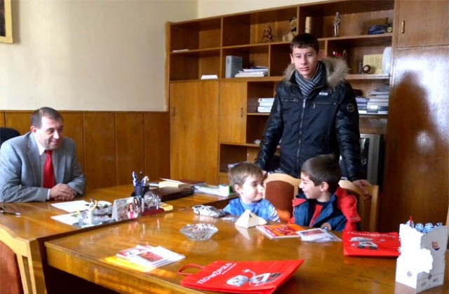 Полицейски деца получиха подаръци от дарителска кампания на МВР
