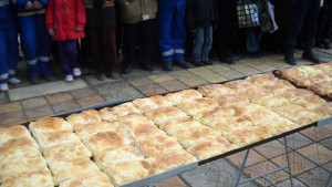 Добричлии разграбиха за секунди 4000 парчета баница