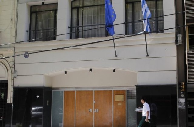 Взрив пред гръцкото посолство в Буенос Айрес, бомба и пред съд в Атина