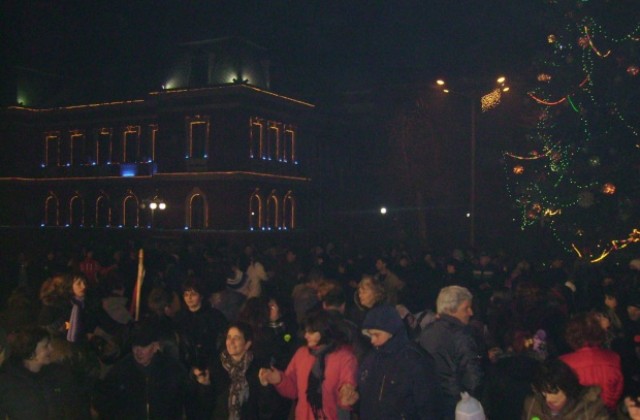 Жителите на Кюстендил посрещнаха 2011-та  на площада с хора и скечове на актьори
