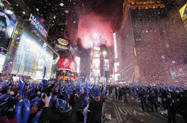 Светът посрещна 2011 година с пищни фойерверки и музика